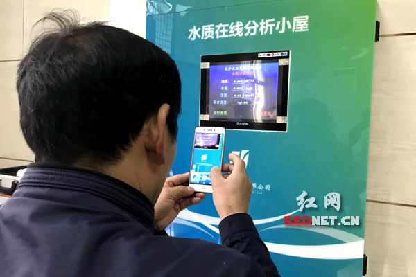 市民代表走進南園小區(qū)，全方位地參觀了二次供水標準化泵房。 