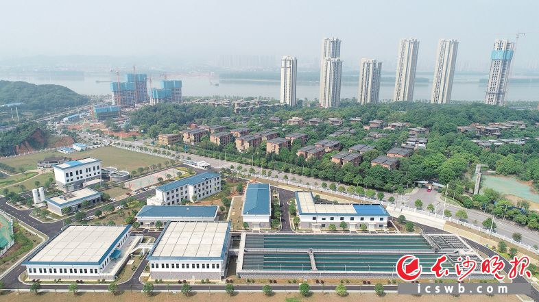 長沙第六水廠位于開福區芙蓉北路與興聯路、創遠路交會處西北角，占地面積157.36畝，項目一期供水能力為10萬噸/日，遠景總規模為50萬噸/日。