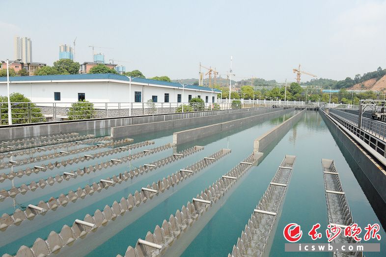 長沙第六水廠位于開福區芙蓉北路與興聯路、創遠路交會處西北角，占地面積157.36畝，項目一期供水能力為10萬噸/日，遠景總規模為50萬噸/日。